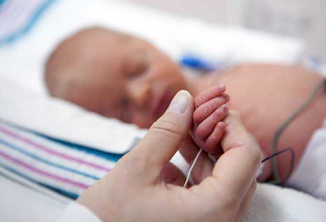 Care for premature baby- What new moms need to know