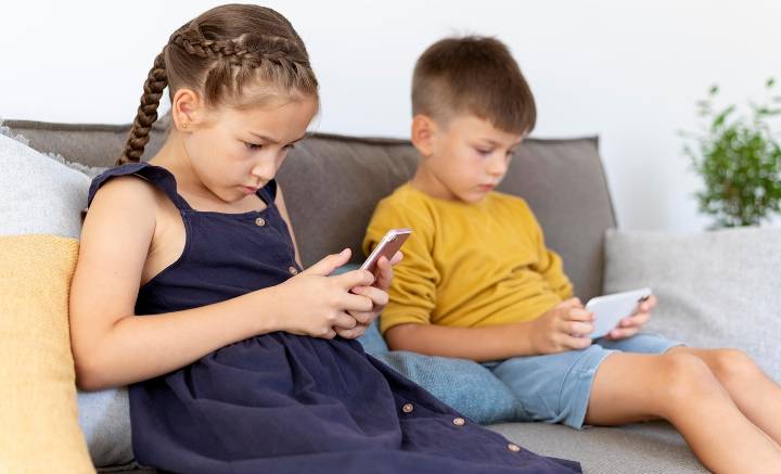 Parenting in the Digital Age: Understanding the Risks and Benefits of Allowing Children on Social Media at Different Ages